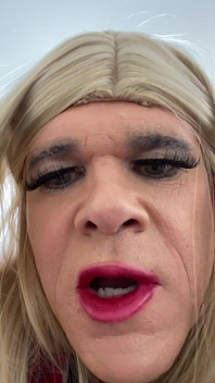 Crossdresser amatir dengan rok seksi menggoda suaminya untuk nyepong kontol suaminya, tapi suaminya ngentot sama tante seksi ini sambil ngomong jorok