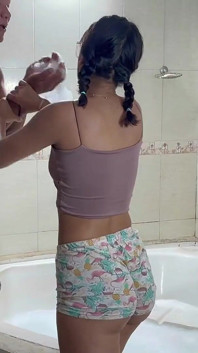 main apni chhoti sauteli bahan ke saath baathroom saajha karta hoon aur ant men uski jordaar chudaee karta hoon aur uski gand men viry nikaalta hoon