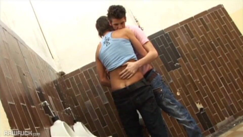 Raw Fuck: ハードコア高校の小便器アクション