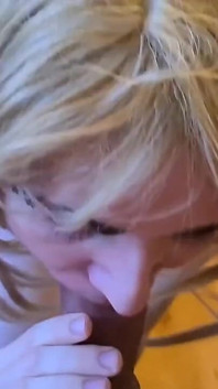 Blonďatá past saje jeho velkého ptáka a polyká jeho velkou šťavnatou nálož - Prettyboi2000x