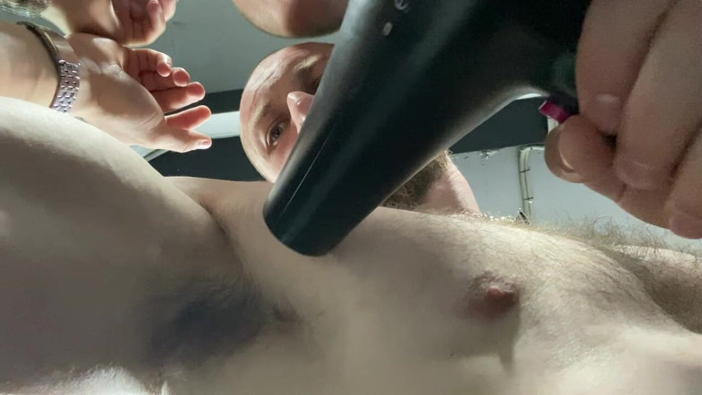 Hunky time: Rambut lembap berpeluh