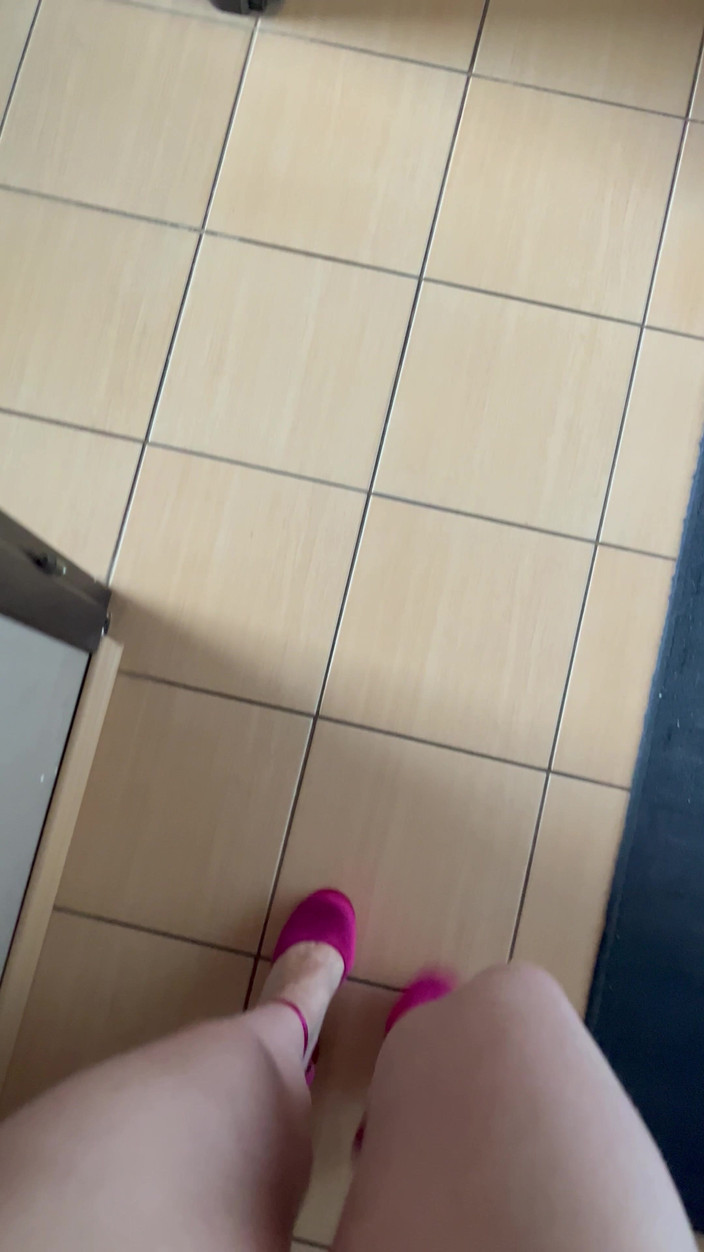 Feet: 하이힐을 신고 걷는 소리