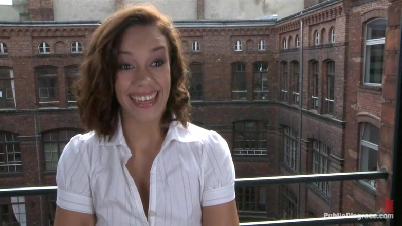 Public Disgrace by Kink: Europese hottie Jacqueline is volledig naakt, op blote voeten en...