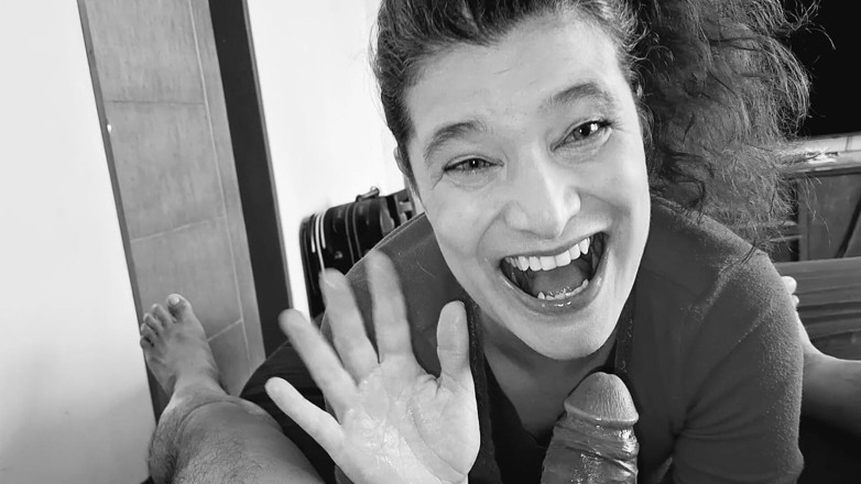 Servan90: Zuigt en slikt sperma in zwart-wit