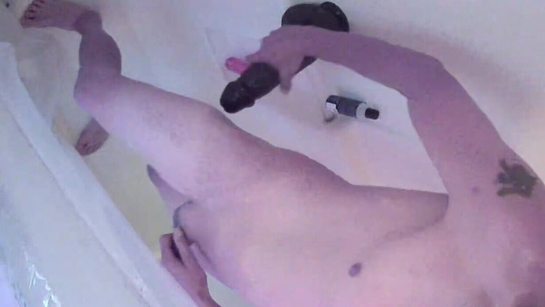 THCBDNA: Suami kepergok lagi muasin memeknya pakai dildo di kamar mandi