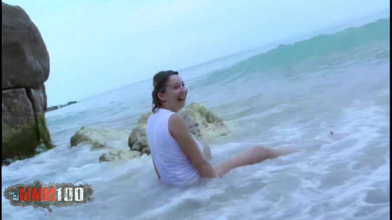 MMM100: Ava: la bellezza francese Ava blue si spoglia in spiaggia