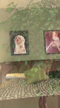 Lindas rubias y pelirrojas lesbianas hacen ejercicio al aire libre y luego entran