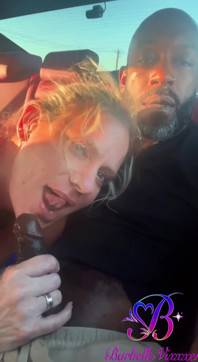 Blowjob auf dem rücksitz: Mehr als nur eine prinzessin auf dem rücksitz