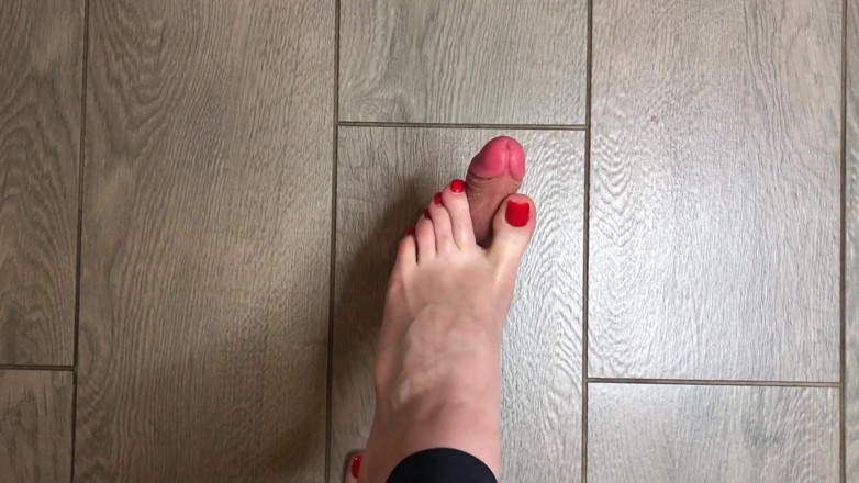 Homemade_Handjob: Seksi kırmızı çivili ayaklar dildoyla oynuyor