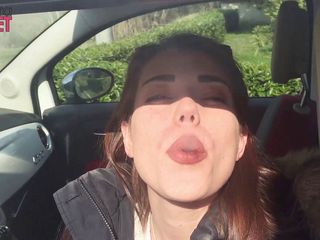 Smokin Fetish: Fetei italiene adorabile îi place să fumeze în mașină