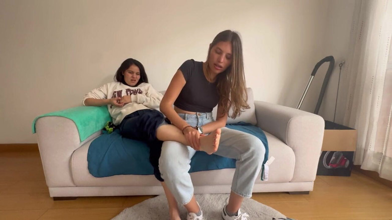 scarlettandc: Mi novia me muestra su fetiche oliendo y masajeando mis...