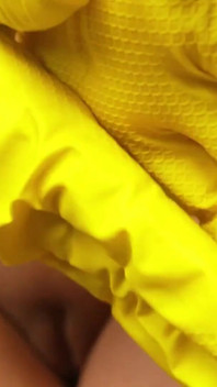 Riesin stiefschwester steckt den kleinen stiefbruder in ihren gelben spülhandschuh und spielt dann mit ihm, hat spaß mit ihm