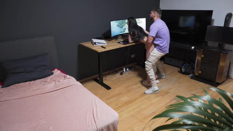 Pornforce: Вони трахаються, як кролики - брюнетка тінка любить це грубо