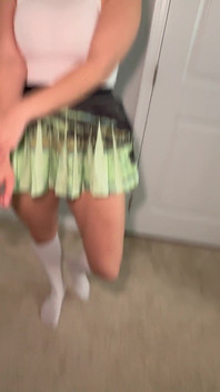 "Üvey kız kardeş, meme uçlarınız gösteriyor".... Büyük götlü latin üvey kız kardeş sıska etek ve gömlek