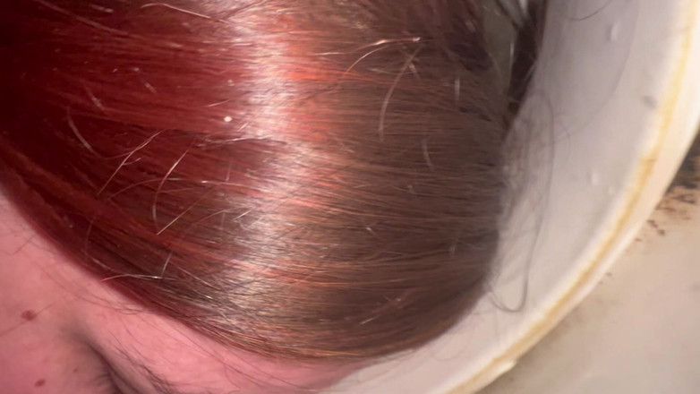 Elena917: 舔厕所直到高潮