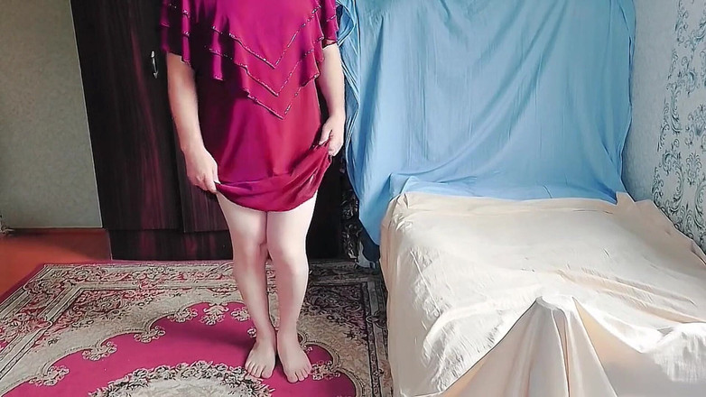 Kitty_Cross: Süße, die in der sommerbrise durch den garten geht