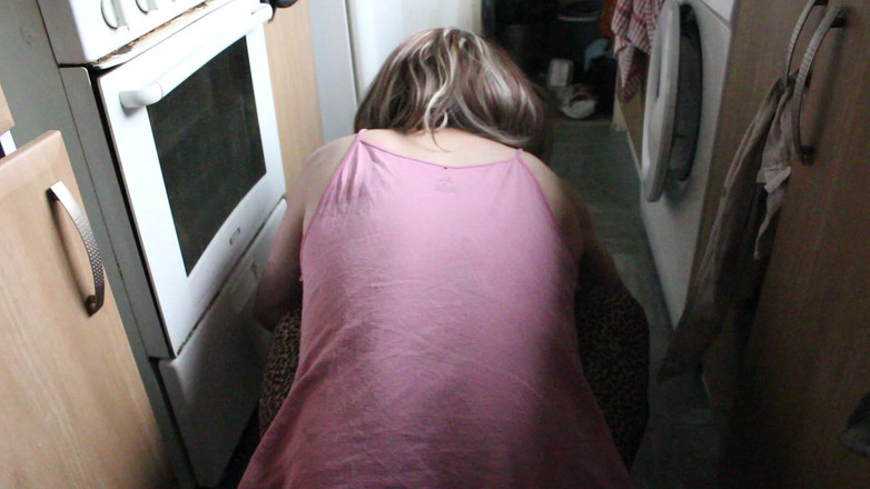 Lilly Disgrace: Quét sàn nhà