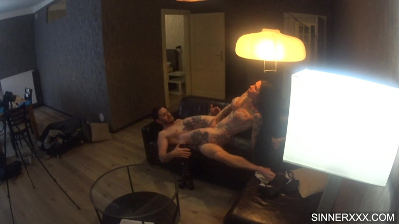 Sinners World: Btscam - het inked italiensk slampa med enorma tuttar knullade hårt -...