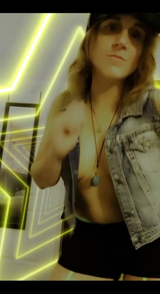 Suzy Wylde: 3704772852.mp4