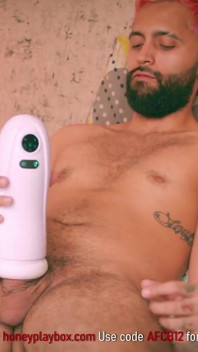 Великий необрізаний член latino тестує honeyplaybox kai2, автоматичний мастурбатор, інтенсивний камшот