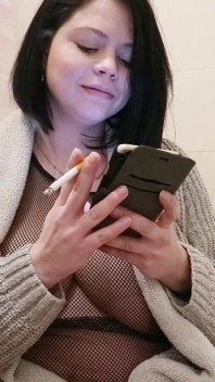 Ciężarna MILF pali papierosa