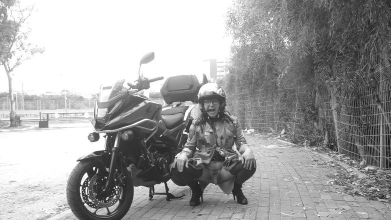 Voyager: Jedes vorbeifahrende Auto sah ihren Penis unter ihrem durchsichtigen Kleid...