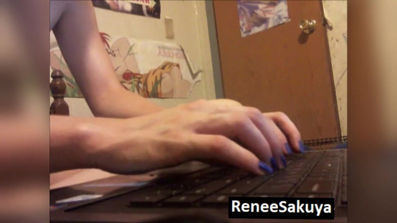Renee Sakuya: Desoyándote escribiendo en su computadora