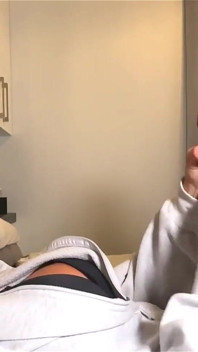 Futa arrapata a letto con sborrata facciale!