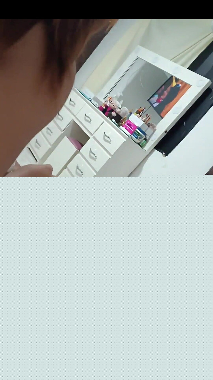 Pikaa6: Masturbuji, zatímco moje žena dělá nehty