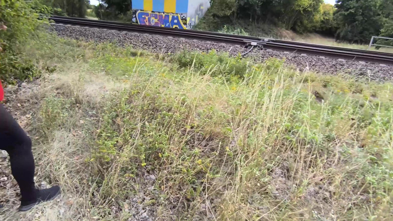 Bouncy Tits Action: Tetas rojas al lado de la estación de tren