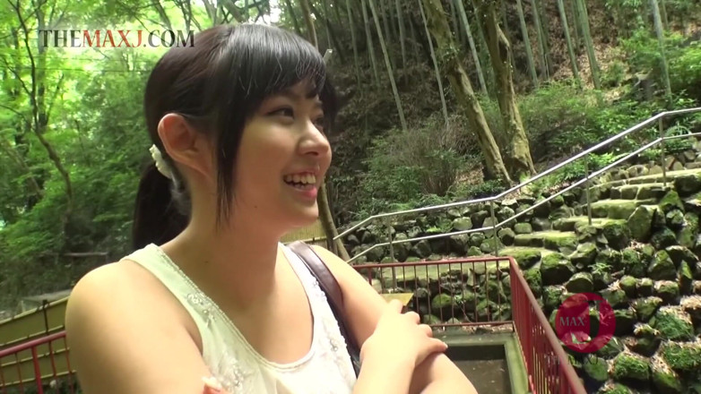 Asian happy ending: O curvă asiatică brunetă ia o muie în aer liber