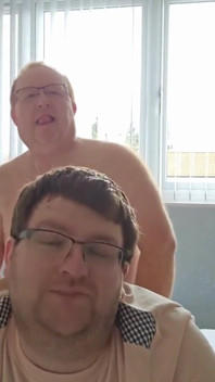 Táta šuká chlapce na posteli