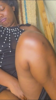 Mamma Single Africana Musliim Con Il Culo Grosso Ha La Figa Troppo Bagnata
