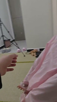 La mona novia de medias blancas está atada y encadenada, haciéndole cosquillas por todo el cuerpo