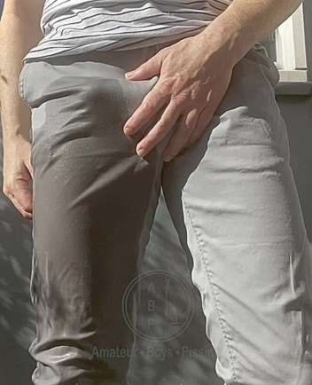 AmateurBoysPissing: Jules Macht Seine Graue Hose Nass Und Zeigt Seinen Halbharten...