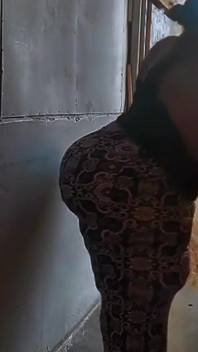 할머니는 내가 그녀의 청소를 촬영하는 단서가 없다