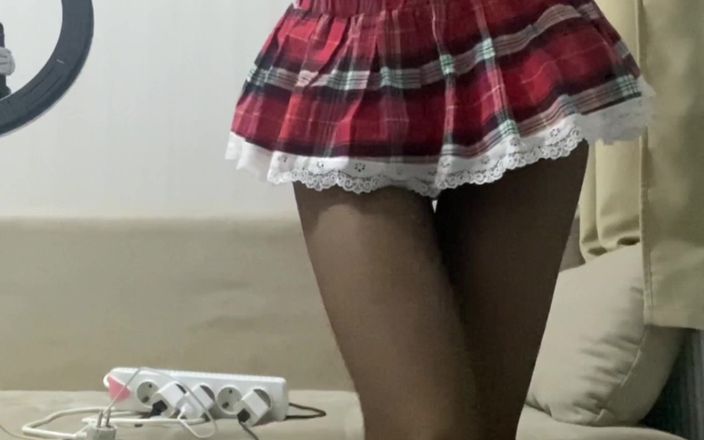 MaybeNatty: Pov: gadis 18 tahun lagi joget dan buka baju untukmu
