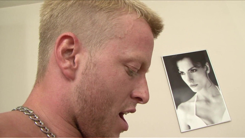 Deep Fuckers: O gagică blondă l-a făcut pe iubit să încornoreze sexul bisexual...