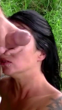Tätowiertes paar fickt muschi im garten