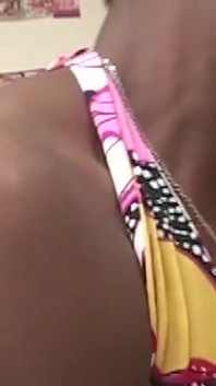 Amatör zenci orta yaşlı seksi kadın beyaz yarağa birden fazla pozisyonda biniyor