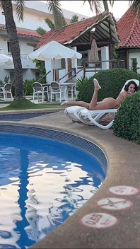 Pizda mea păroasă și caldă și strâmtă are nevoie de ceva mare, mă poți ajuta? Futând o mamă sexy țâțoasă pe care am întâlnit-o la piscină