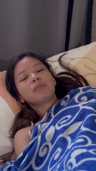 Filipínský virál - nevlastní brácha přistižen 18letý Pinay při masturbaci těsné chlupaté kundičky a pak ošukaný tvrdý creampie