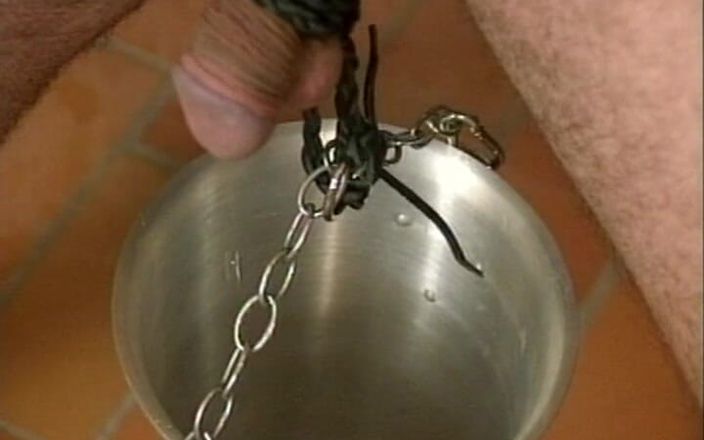 Pissing Experience: Yaramaz komşu erkeğiyle çiş oyununun tadını çıkarıyor #2