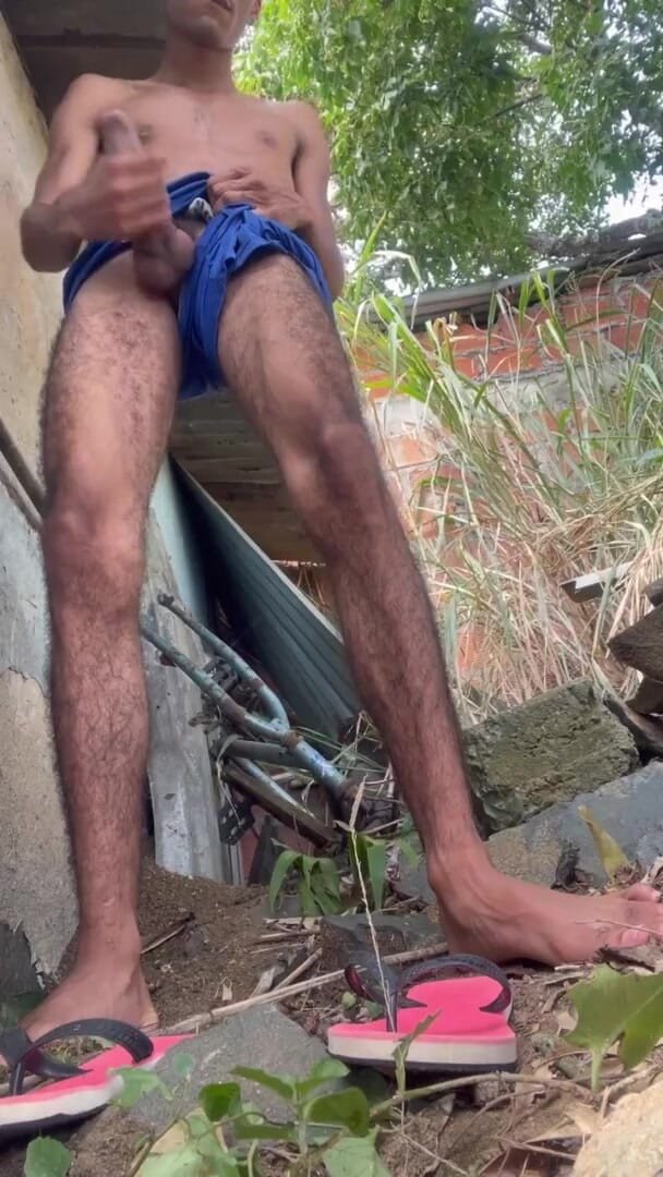 vergar4_daviid: 我在邻居家后面自慰