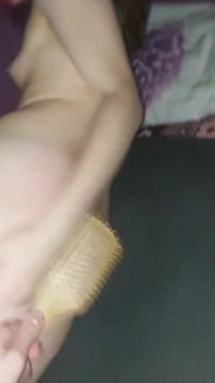 Untuk Kelakuan Buruk, Dia Dapat Tendangan Keras Dalam Pantat Dan Tangan