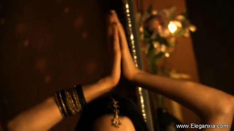 Eleganxia: Acción de cerca con stripper india