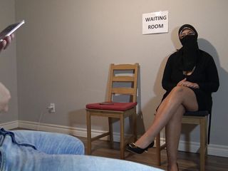 Souzan Halabi: Девушка в хиджабе мастурбирует свою арабскую киску в приемной доктора