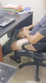 Rakan sekerja saya mahu keluar berparti tetapi hanya saya boleh mengongkeknya