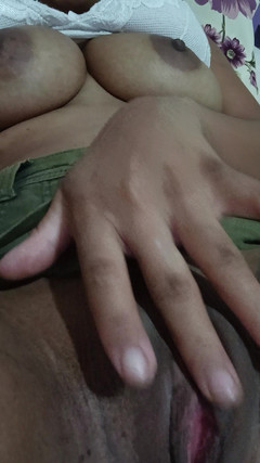 Jacke24: Chica atrapada en la cama masturbándose