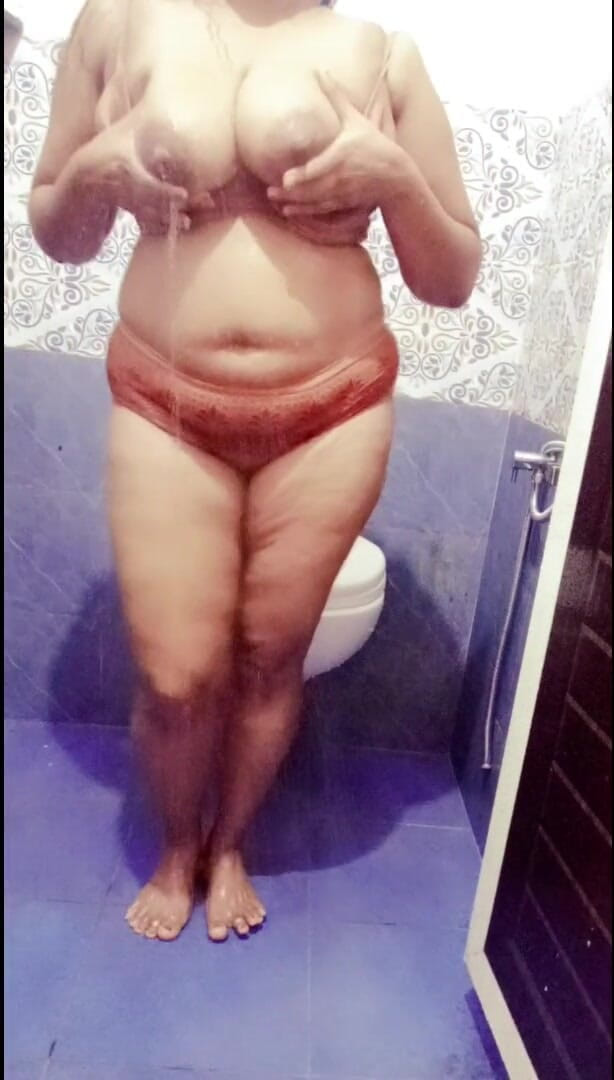 Your Arya: Indická nevlastní sestra Arya s velkými prsy v koupelně